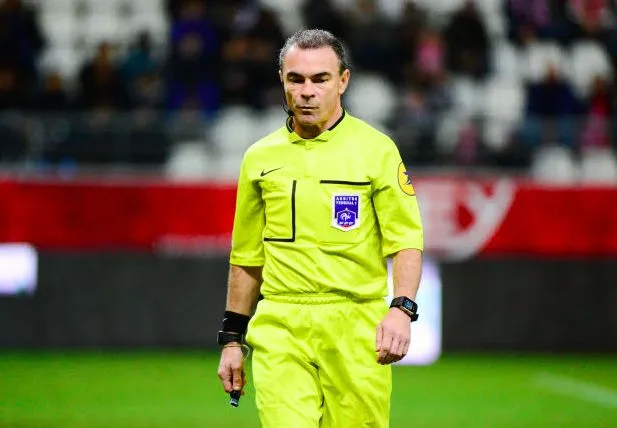 Des arbitres encore pris pour cibles par des supporters