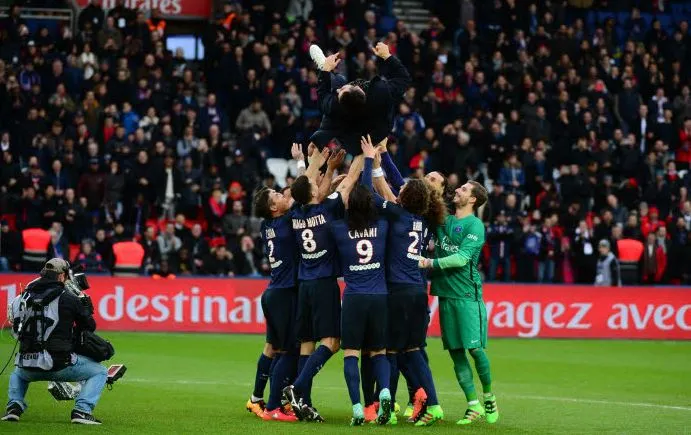 Les joueurs du PSG font sauter Lavezzi