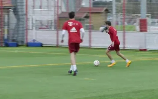 Müller, espiègle à l&rsquo;entraînement pour une pub