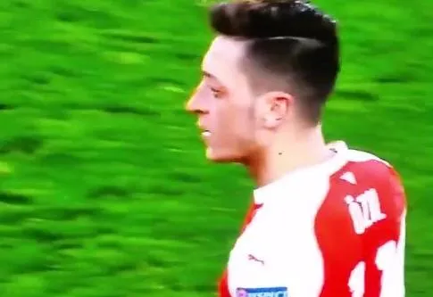 L’échange entre Dani Alves et Özil