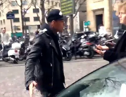 Quand Van der Wiel met un coup de pression dans la rue