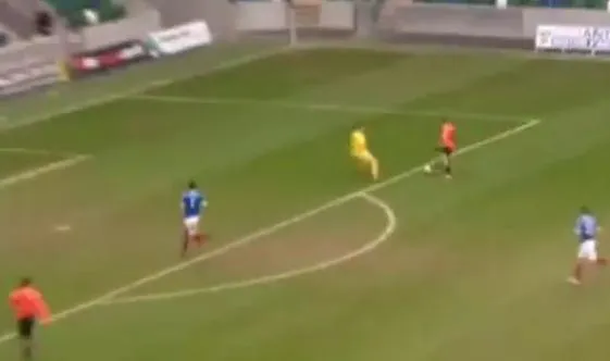 Irlande du Nord : un défenseur arrête un penalty