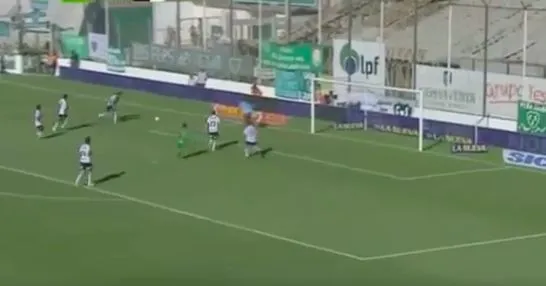 Un but dans un angle impossible en Argentine