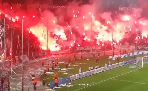 PAOK-Olympiakos arrêté pour des violences en tribunes