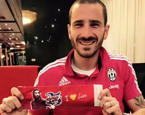 Le brassard hommage de Bonucci pendant Inter–Juve