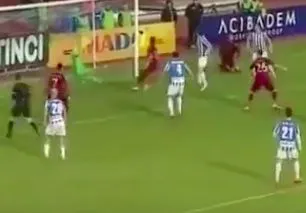 La triple parade d’un gardien roumain