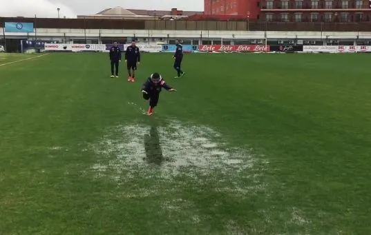 Les joueurs du Napoli s’éclatent avec une flaque d&rsquo;eau