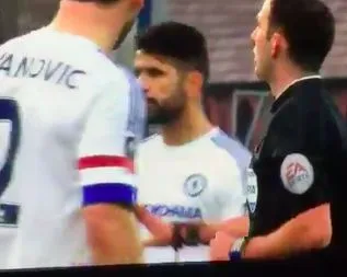 Diego Costa crache et mord