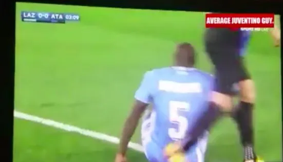 Un commentateur suisse vomit en plein match