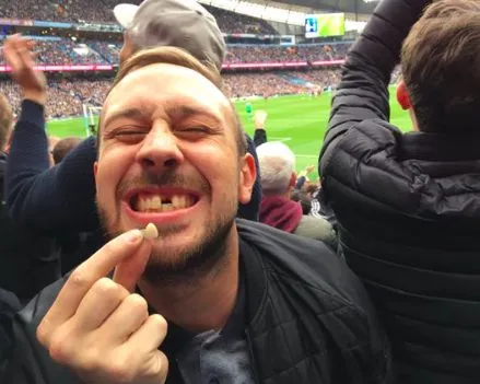 Un fan de United perd une dent pendant le derby