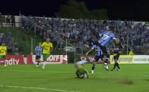 Brésil : à 17 ans, il marque de volée et du talon