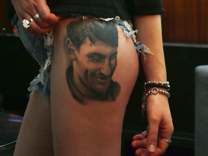 Une fan rencontre Messi en montrant son tatouage