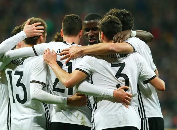 L’Allemagne enterre son chat noir