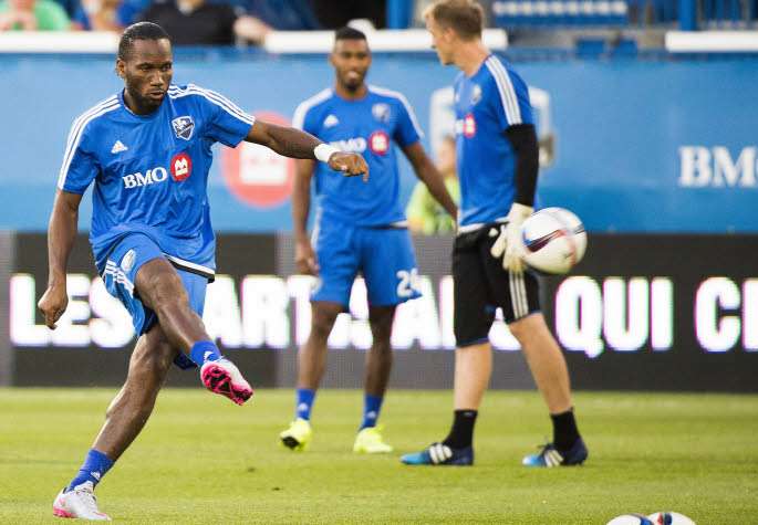 Drogba danse avec les jeunes joueurs de Montréal