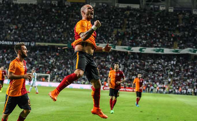 Sneijder fête la victoire avec le public