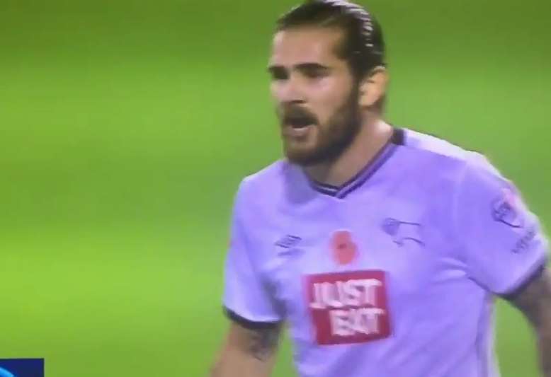 Ce fan chambre un joueur, qui le dégage