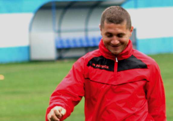 Un but du milieu de terrain en Bosnie