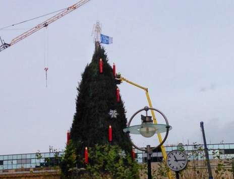 Photo : le drapeau de Schalke sur le sapin de Dortmund
