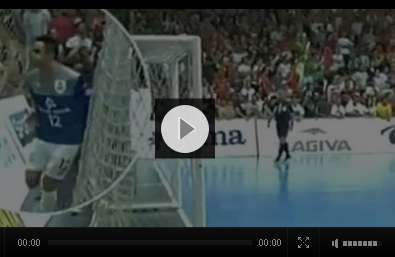 Vidéo : Falcao crache sur le public