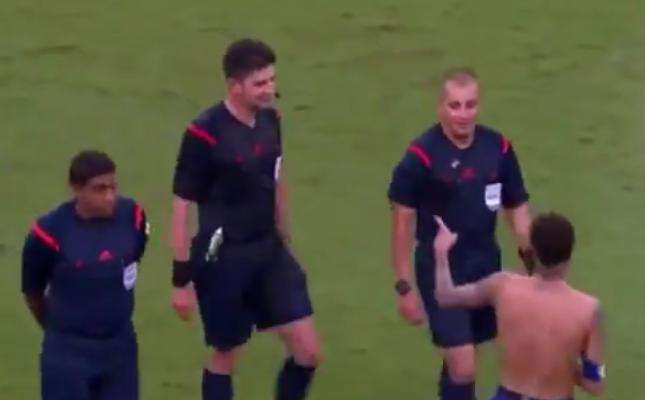 L&rsquo;arbitre refuse le maillot de Neymar