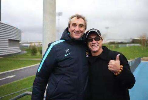Photo : JCVD se pointe à l’entraînement des Citizens