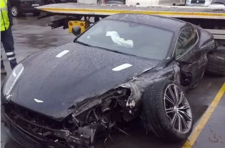 Raúl García explose son Aston Martin