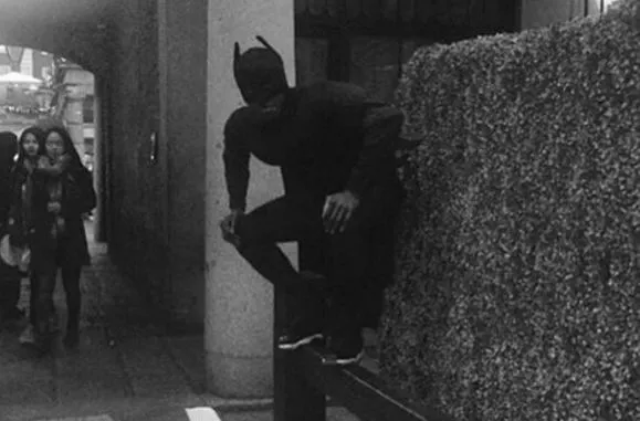 Photo : Zaha déguisé en Batman