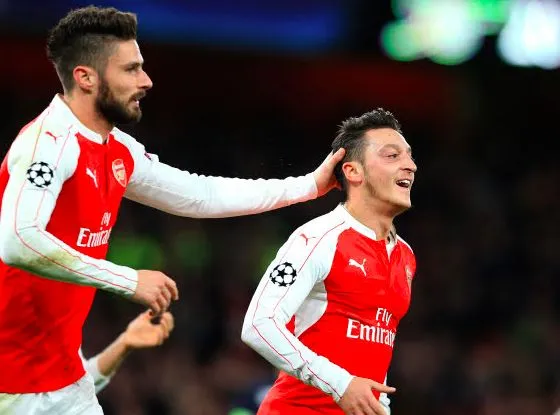 Arsenal retrouve le podium, Özil régale