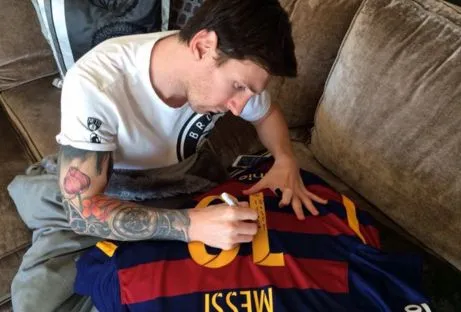 Photo : Messi dédicace un maillot à Ronaldinho
