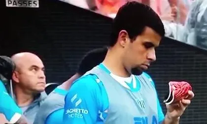 Vidéo : Il cache son téléphone dans ses protège-tibias