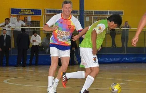 Vidéo : Macri et Evo Morales tapent un foot