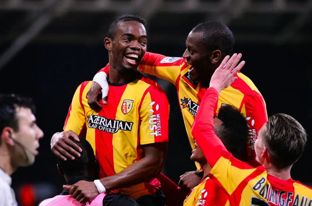 Clermont pulvérise Laval, Lens enfonce Paris