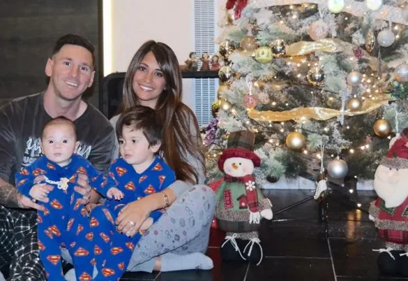 Photo : La famille Messi au pied du sapin de Noël