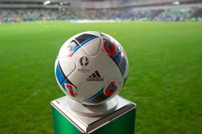 Des labos aux pelouses, le ballon au centre de toutes les attentions