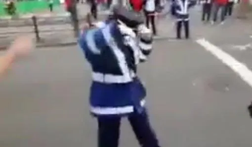 Vidéo : Les fans de River font danser un policier japonais