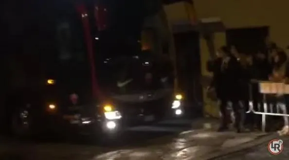 Vidéo : Les fans de la Roma jettent des œufs sur le bus des joueurs