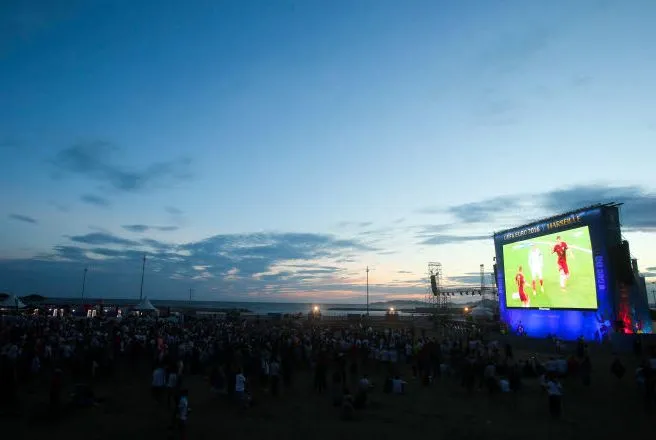 Une minute de silence pour Orlando dans les fan zones