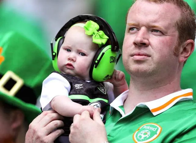 Des supporters irlandais chantent une berceuse à un bébé dans le tram