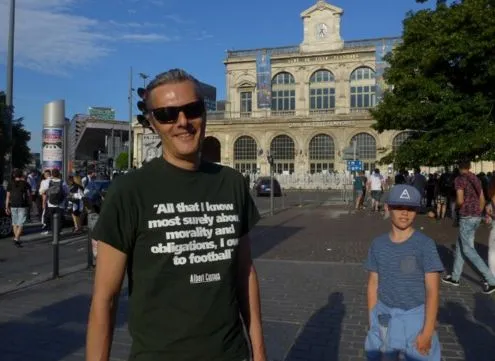 Le supporter norvégien et son T-shirt d&rsquo;Albert Camus