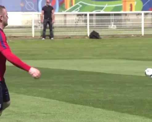 La frappe en pleine lucarne de Wayne Rooney