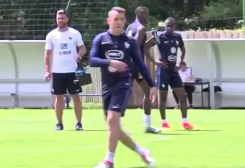 Quand Lucas Digne pète une caméra de la FFF