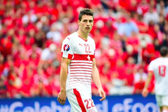 Le tacle assassin de Schär sur Lewandowski