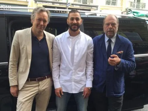 Benzema pose avec «<span style="font-size:50%">&nbsp;</span>deux grands défenseurs<span style="font-size:50%">&nbsp;</span>»