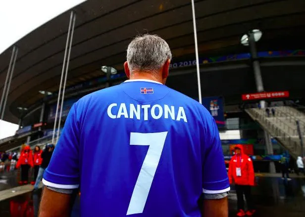 Le futur président islandais au milieu des supporters