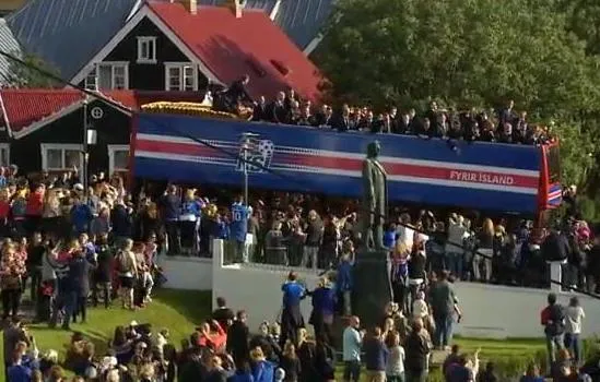 L’impressionnant clapping des Islandais à leur retour au pays