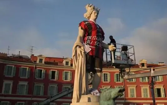 Nice présente son maillot sur la statue d&rsquo;Apollon