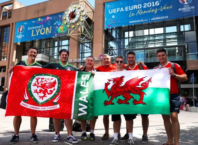 Les supporters gallois mettent l’ambiance dans les rues de Lyon