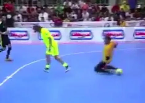 Carles Puyol régale au futsal