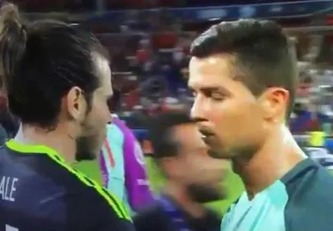 Quand CR7 réconforte Gareth Bale