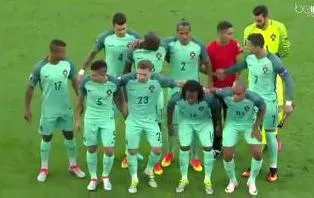Un ramasseur de balle squatte la photo du Portugal d&rsquo;avant-match